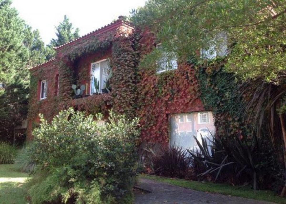 4 bedrooms House in Malvinas Argentinas, Argentina No. 16967