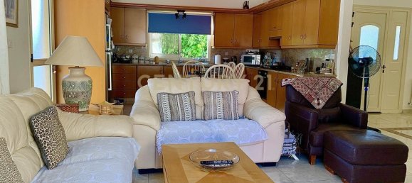 Villa de 3 dormitorios en Pyrgos, Cyprus No. 539 2