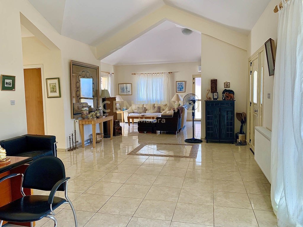 Villa de 3 dormitorios en Pyrgos, Cyprus No. 539