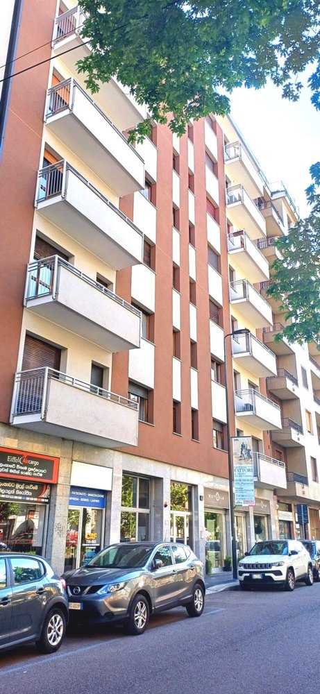 Квартира с 3 спальнями в Милан, Италия № 401867