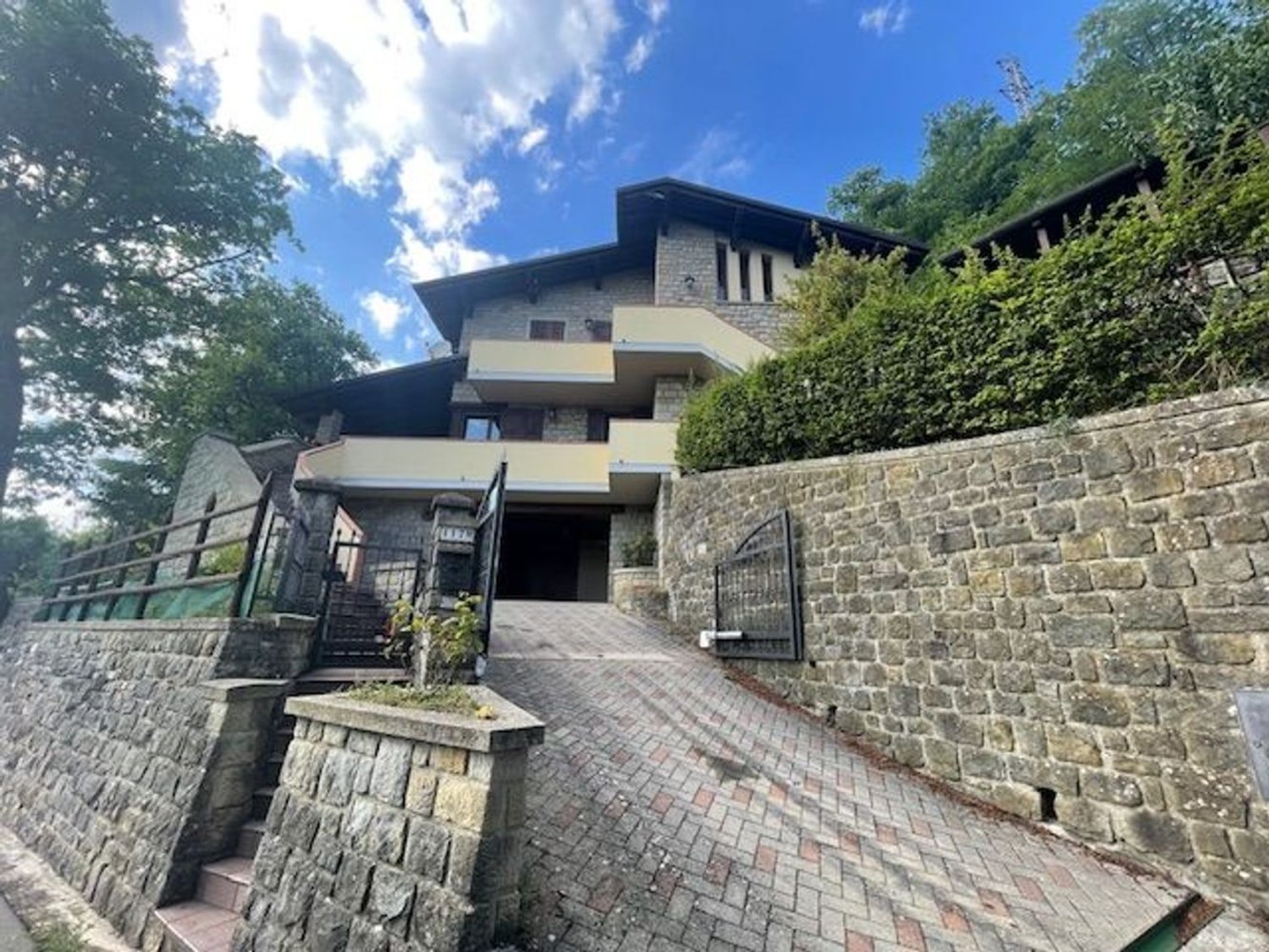 15 rooms House in Grizzana Morandi, Italy No. 285927