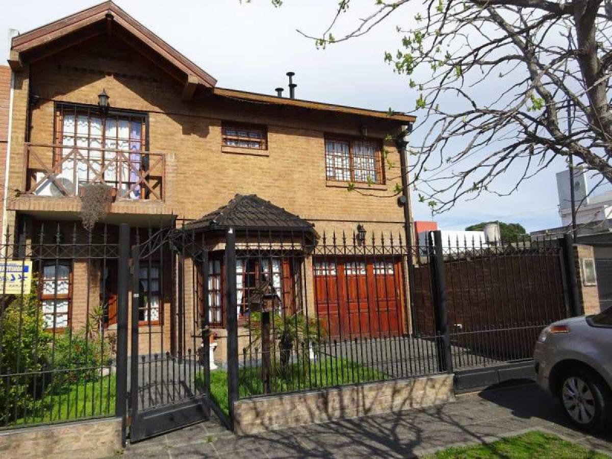 3 bedrooms House in Almirante Brown, Argentina No. 82049