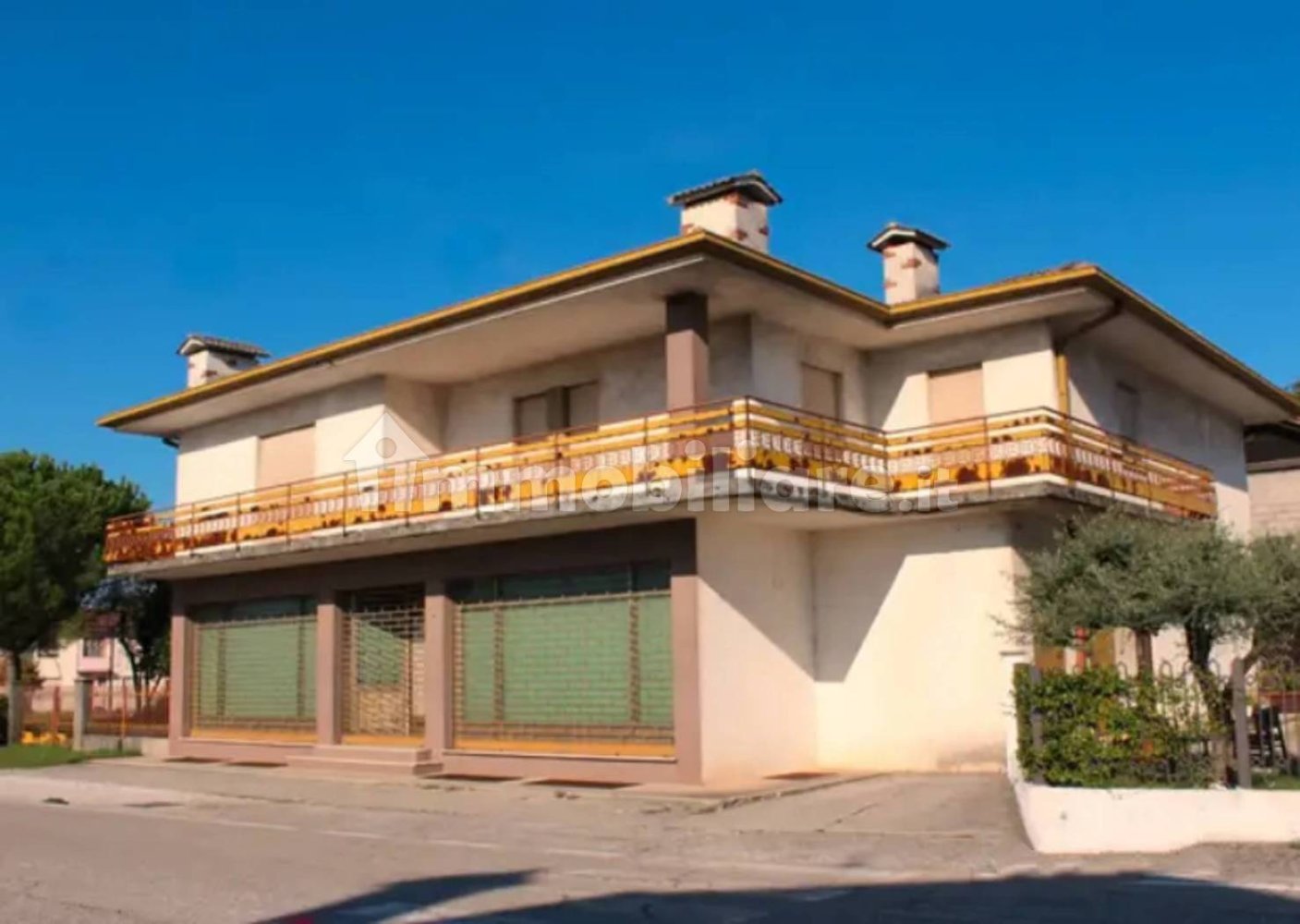 3-salle Bâtiment à Udine, Italy No. 126975