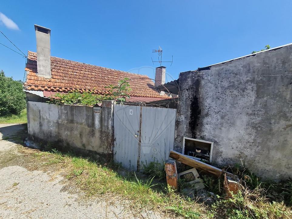 3 bedrooms House in Tapeus, Portugal No. 270005