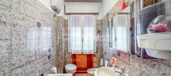 Apartamento de 4 habitaciónes en Modena, Italy No. 4568 26