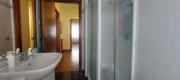 4 rooms Apartment in Livorno, Italy No. 40095 6