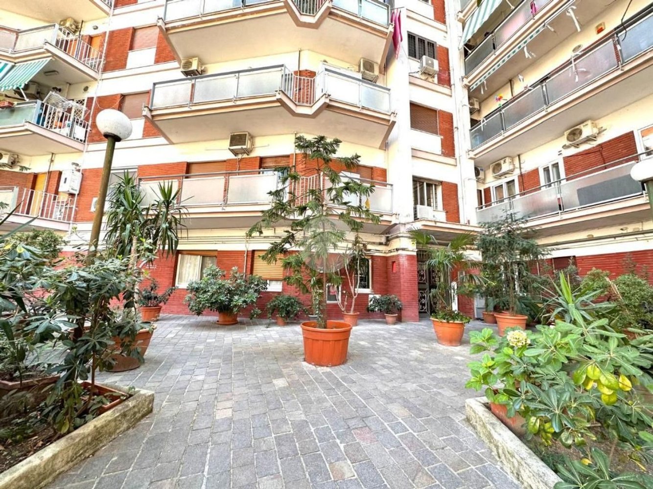 4 rooms Apartment in Naples, Italy No. 268061