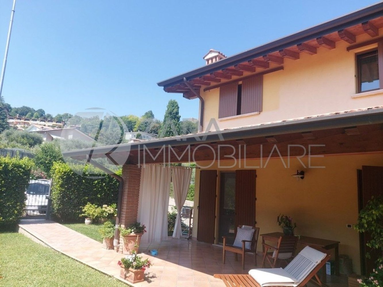 Villa de 5 habitaciónes en Padenghe sul Garda, Italy No. 72648