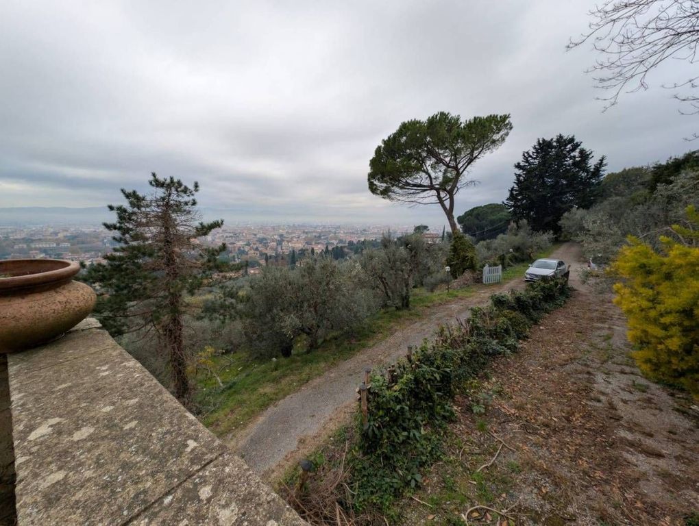 3 bedrooms Villa in Prato, Italy No. 76509