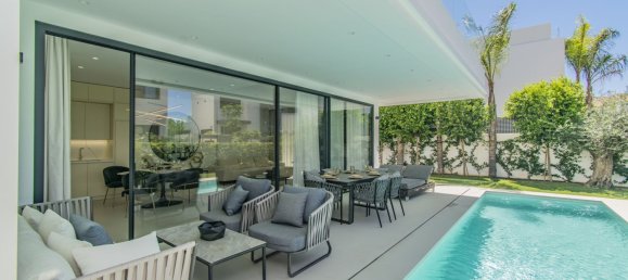 4 bedrooms Villa in Marbella, Spain No. 142525 3