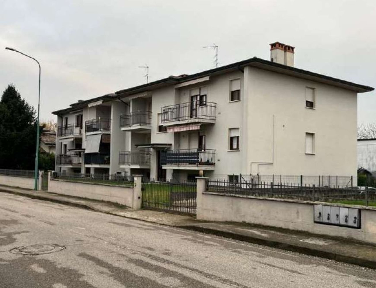 Apartamento de 5 dormitorios en Porto Mantovano, Italy No. 381820