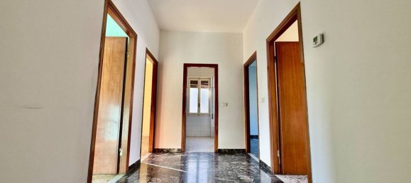 Apartamento de 4 dormitorios en Imperia, Italy No. 363735 10