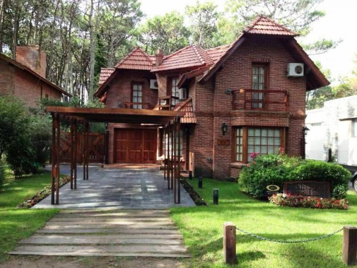 3 bedrooms House in Mar del Plata, Argentina No. 80543
