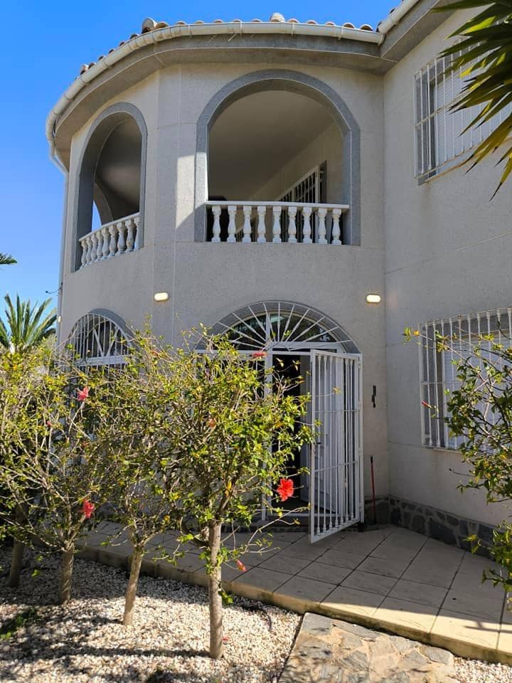 5 bedrooms Villa in Torrevieja, Spain No. 188375