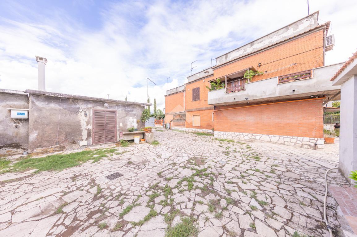 8 rooms Building in Guidonia Montecelio, Italy No. 110726