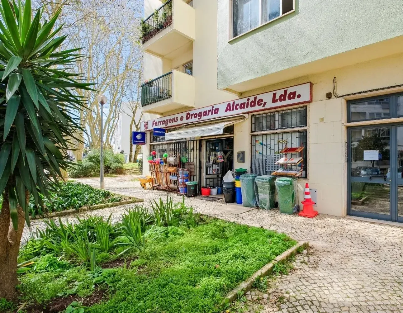 180m² Commercial property in Cascais, Portugal No. 89941