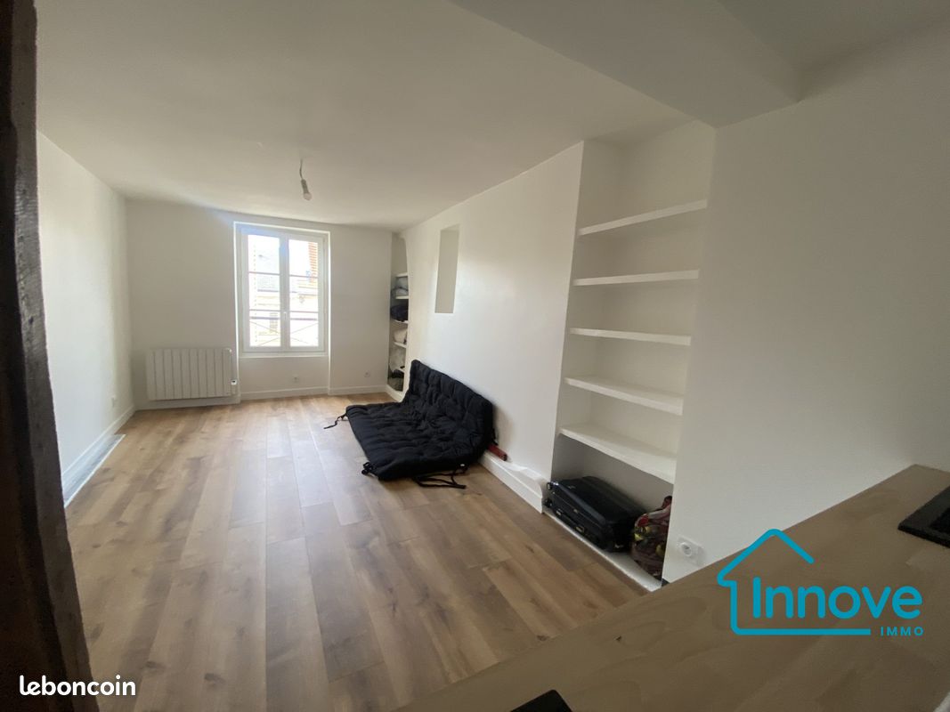 Studio in Versailles, France No. 123698