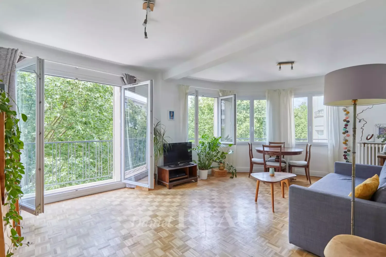 2 bedrooms Apartment in Paris, France No. 146171