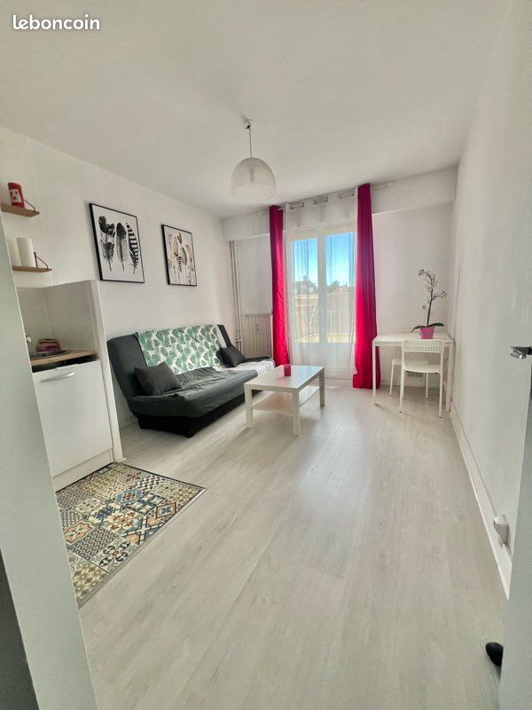 Studio in Compiegne, France No. 281927