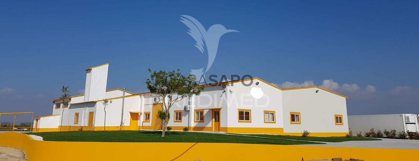 1197m² Commercial property in Quarteira, Portugal No. 202096
