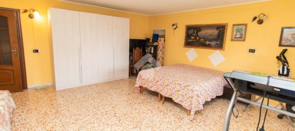 2 bedrooms House in Turin, Italy No. 272019 2