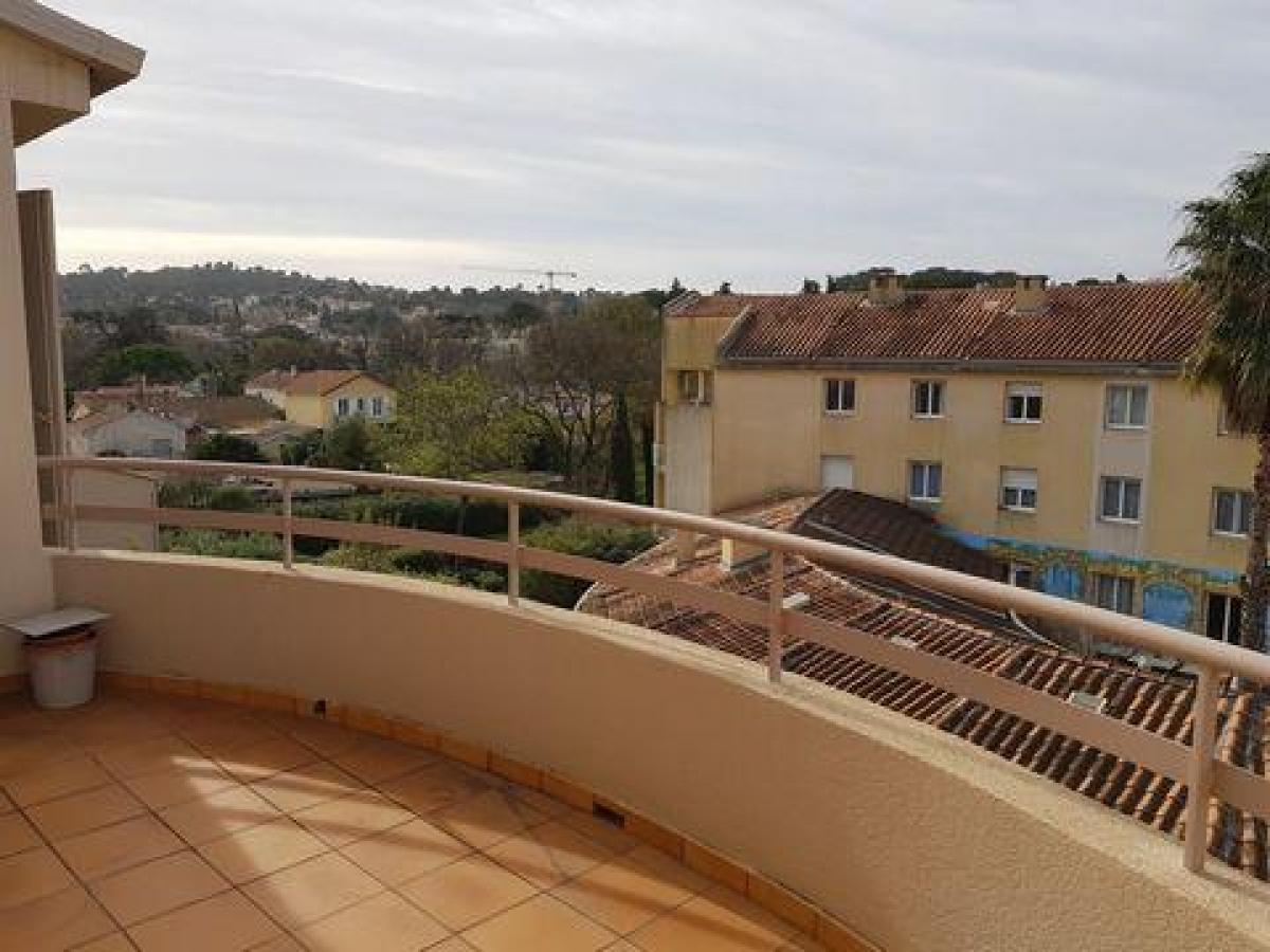 Кондоминиум  с 2 спальнями в Тулон, Франция № 10993