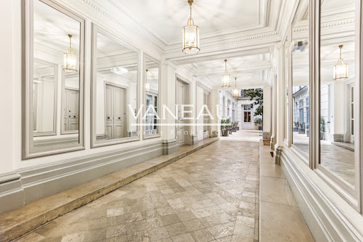 2 bedrooms Apartment in Paris, France No. 169901