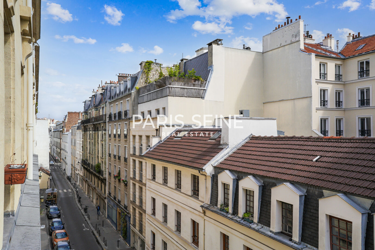 2 rooms Apartment in Paris, France No. 125293