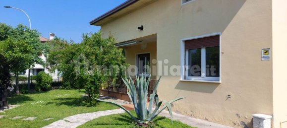 2 غرف نوم فيلا في Desenzano del Garda, Italy رقم 285516 3