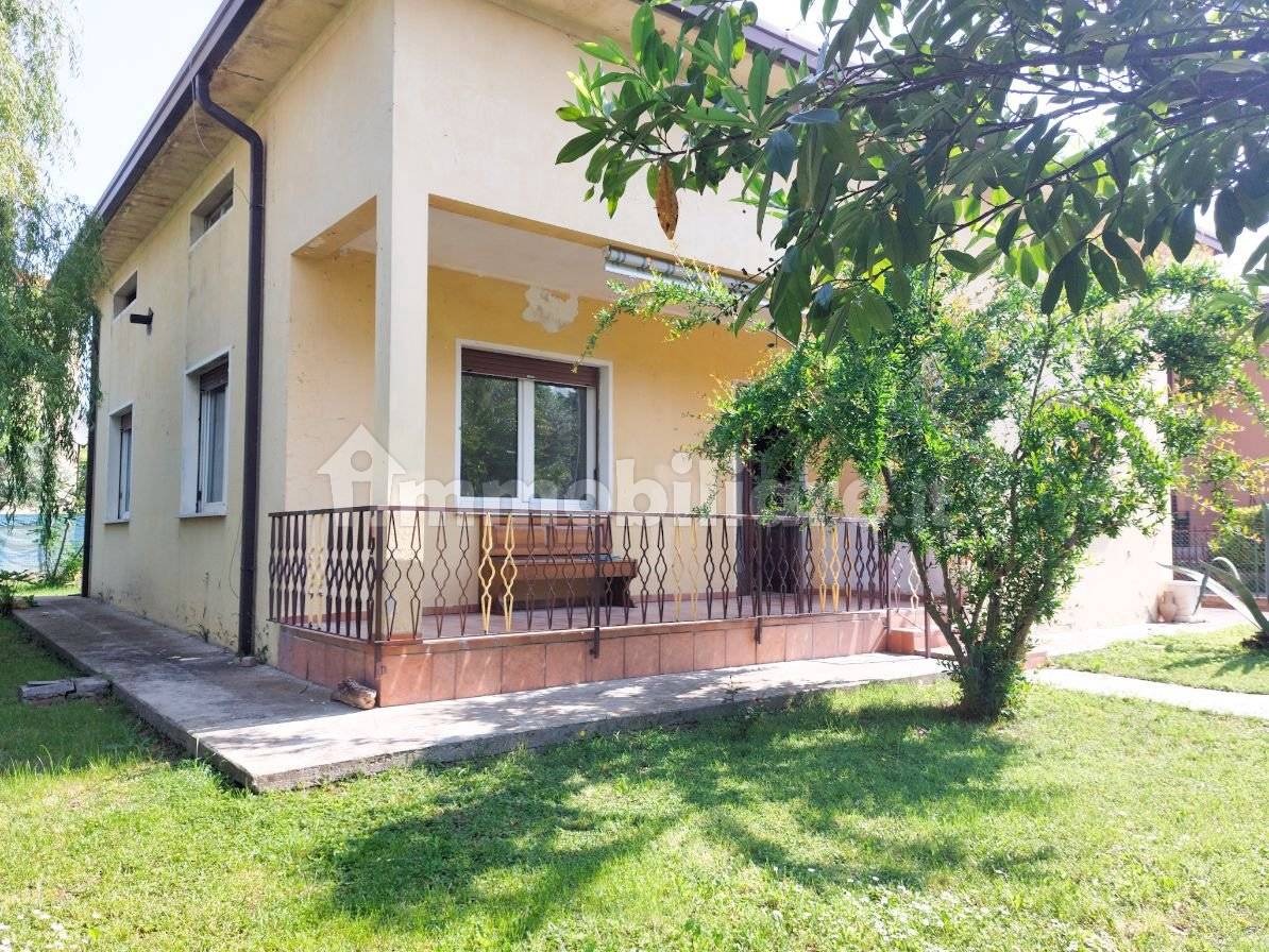 2 bedrooms Villa in Desenzano del Garda, Italy No. 285516
