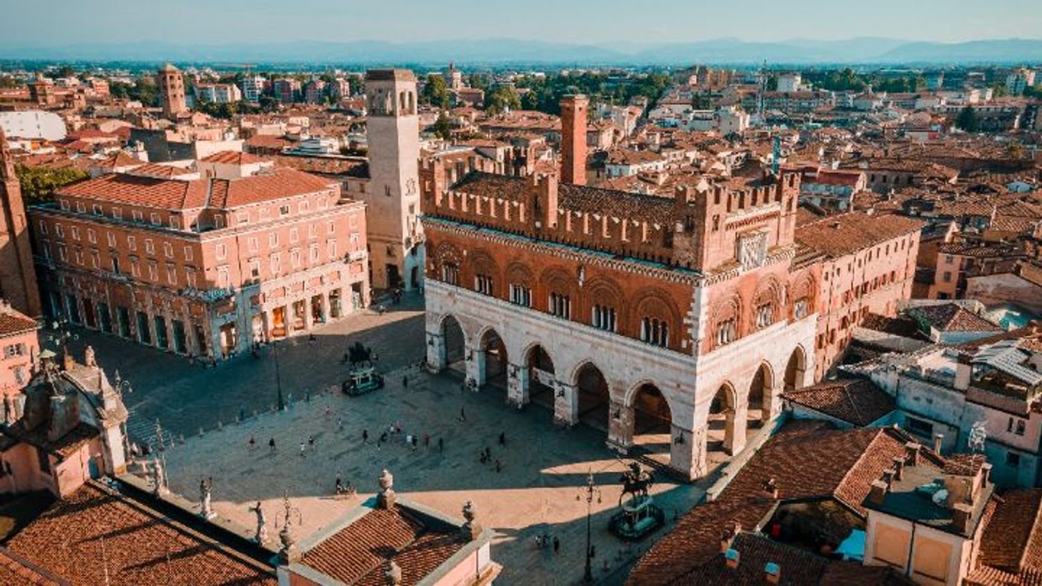 3 rooms Apartment in Piacenza, Italy No. 295687