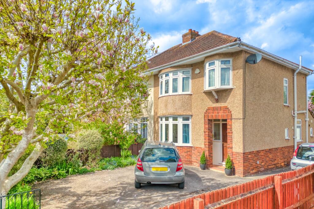 3 bedrooms House in Taunton, United Kingdom No. 13599