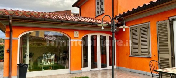 Villa de 3 dormitorios en Pistoia, Italy No. 219143 2