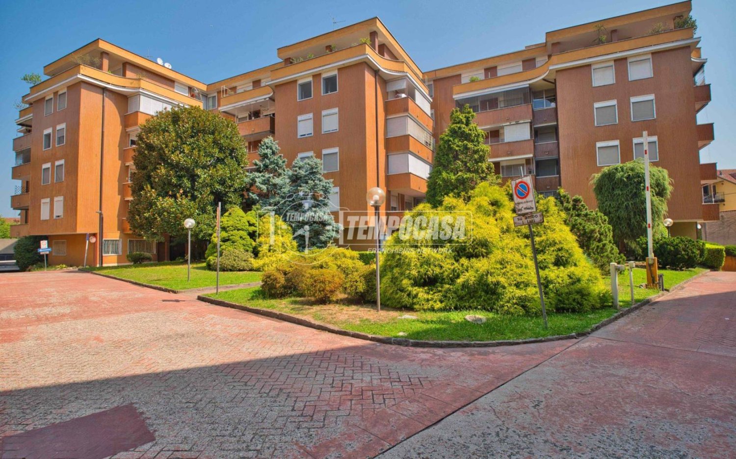 5 rooms Apartment in Novara, Italy No. 392843