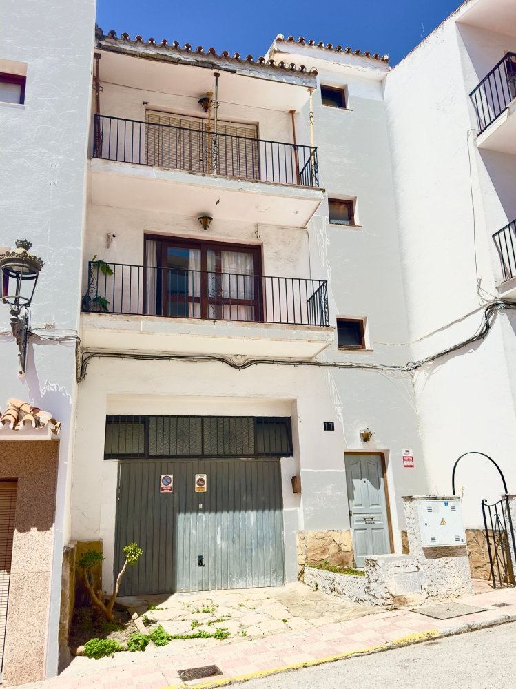 Adosado de 5 dormitorios en Estepona, Spain No. 137287