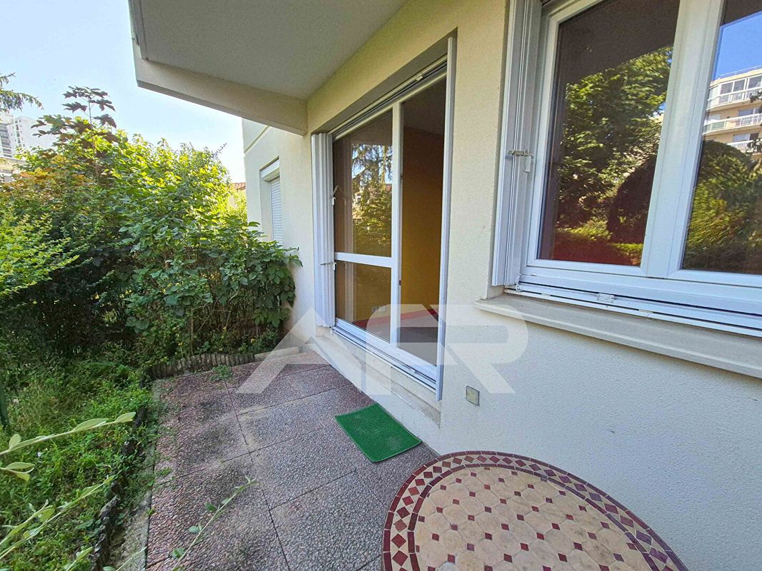 Apartamento de 2 habitaciónes en Chatou, France No. 169747