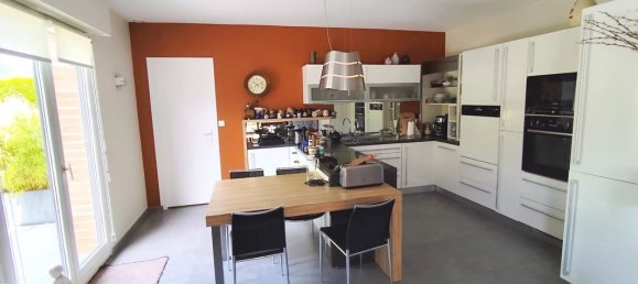 5 bedrooms House in Neuville-en-Ferrain, France No. 338185 7