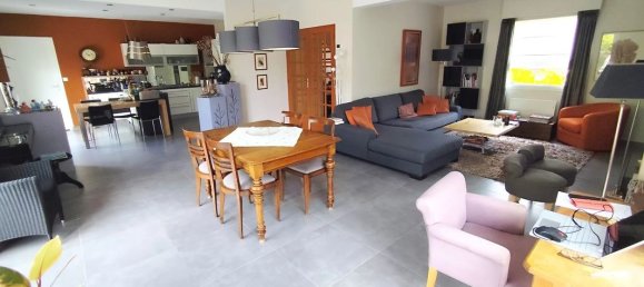 5 bedrooms House in Neuville-en-Ferrain, France No. 338185 2