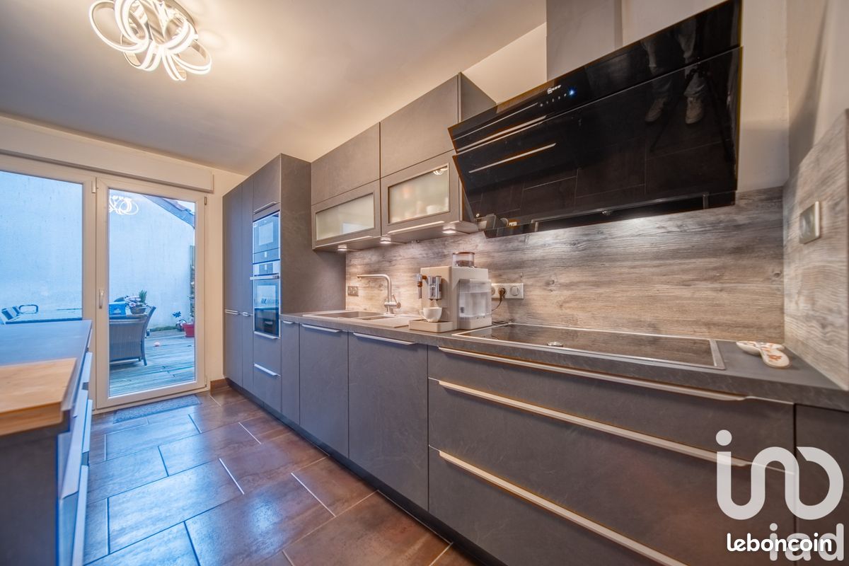 Дом с 6 комнатами в Аванж, Франция № 209877