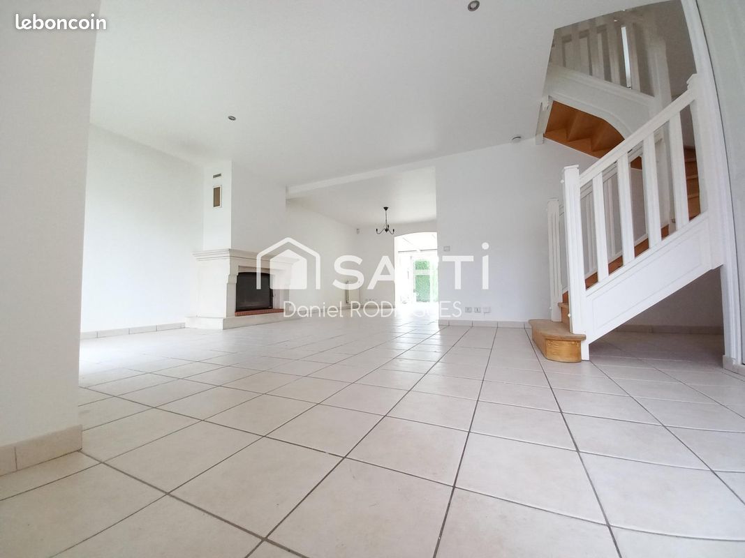 Casa de 4 dormitorios en Pontault-Combault, France No. 328869