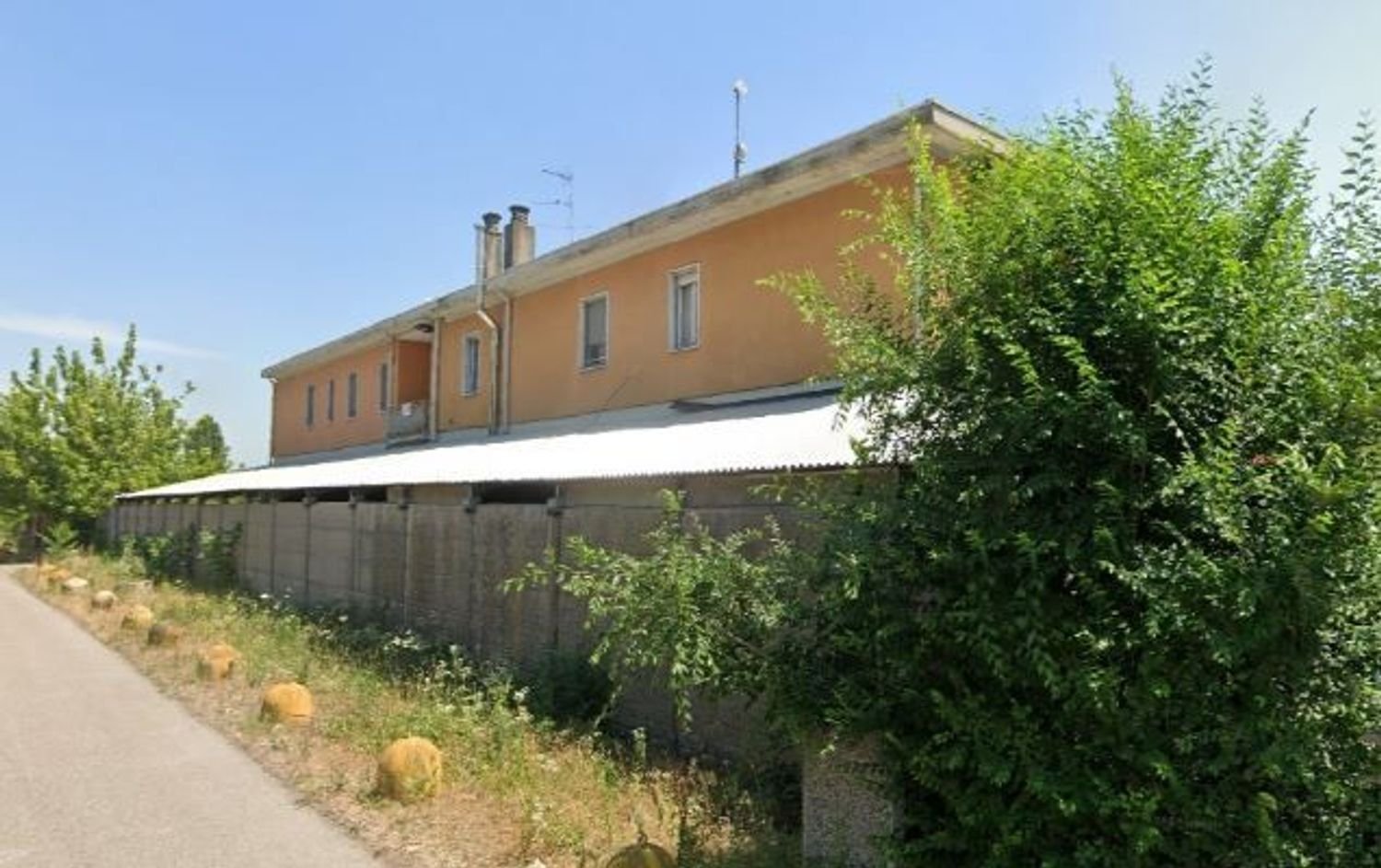 555m² Commercial property in Mantua, Italy No. 364357