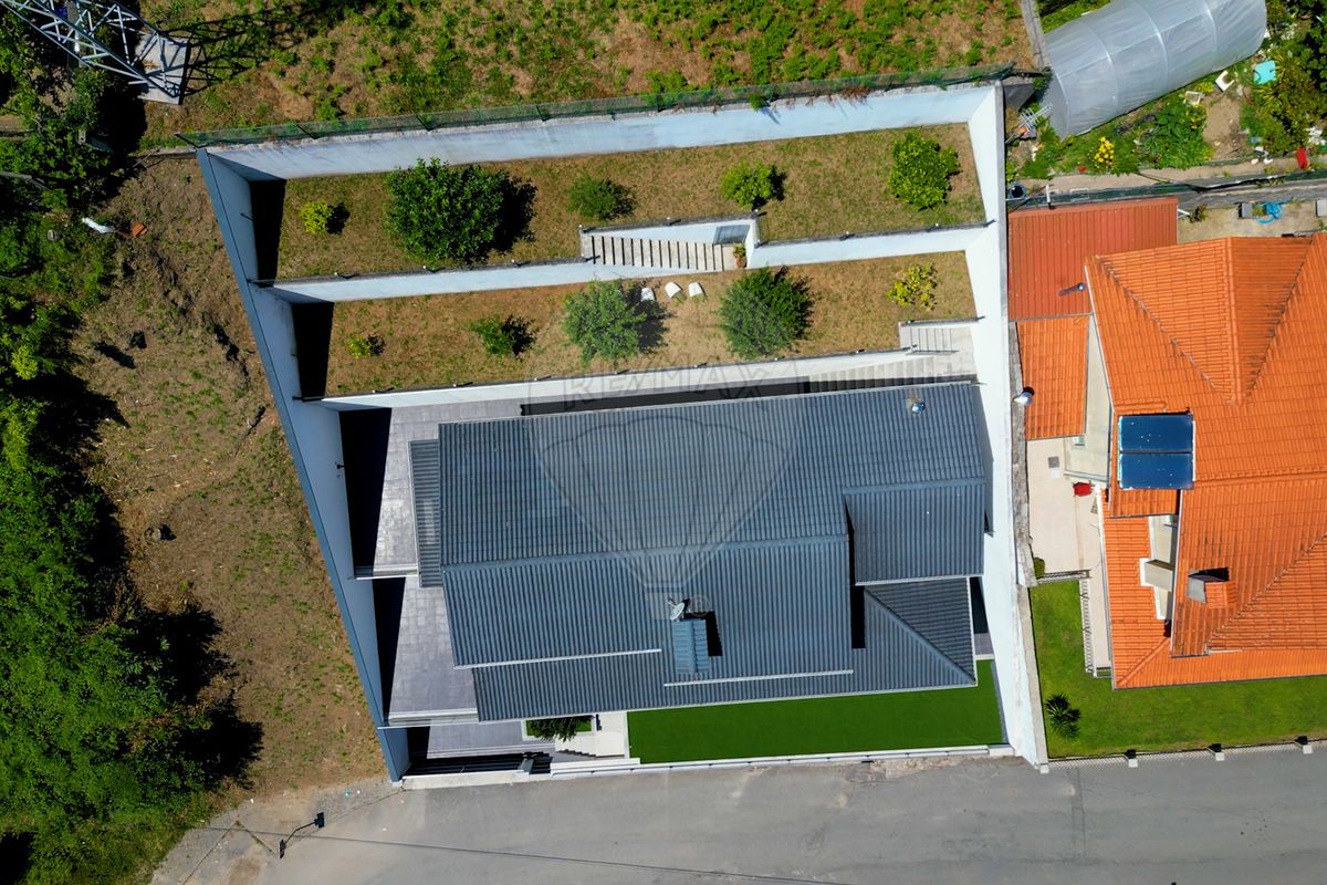 Дом с 4 спальнями в Вали ди Камбра, Португалия № 180634