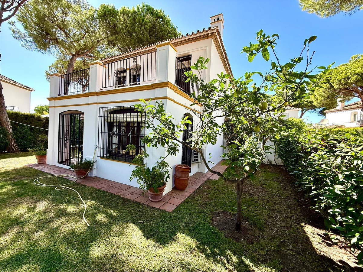 3 Schlafzimmer Villa in Estepona, Spain, Nr. 214838