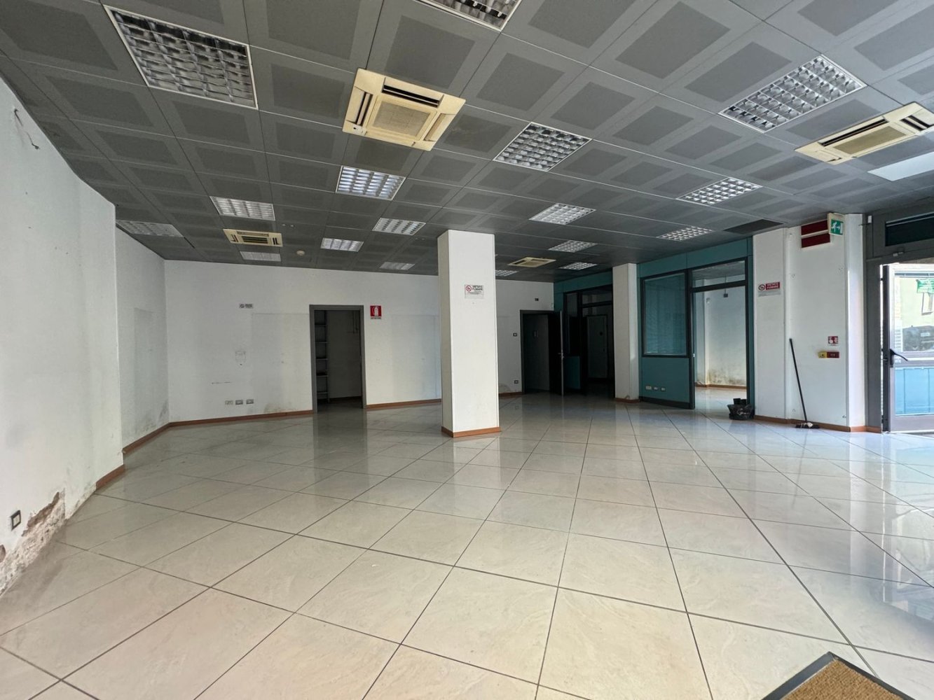 120m² Commercial property in Genoa, Italy No. 128098