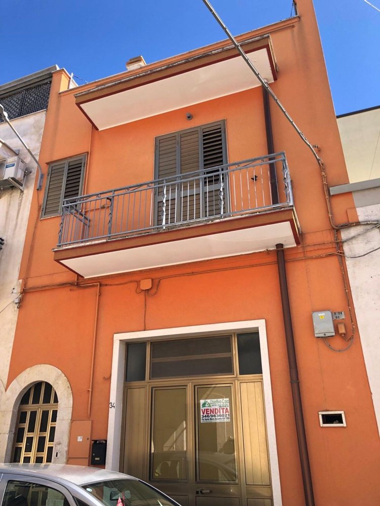 Casa de 5 habitaciónes en Turi, Italy No. 87846