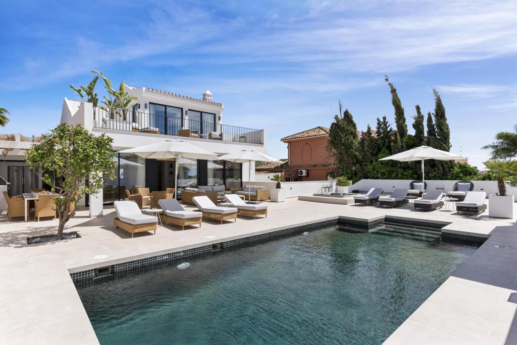 5 bedrooms Villa in Marbella, Spain No. 276679