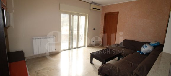 4-salle Appartement à Messina, Italy No. 47944 2