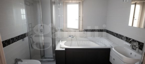 4-salle Appartement à Messina, Italy No. 47944 9