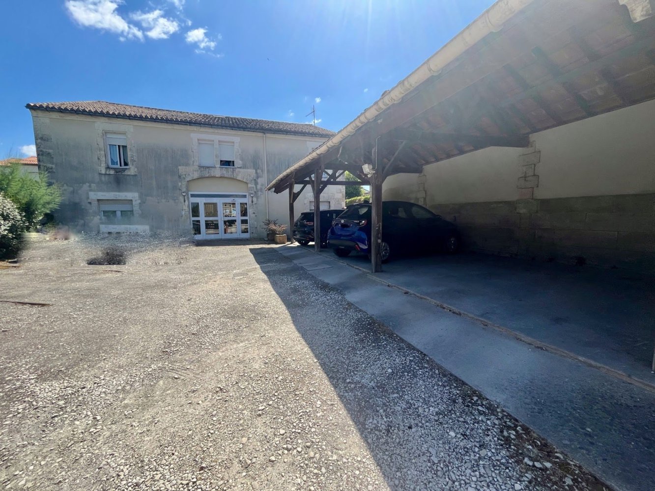 300m² Building in Ruelle-sur-Touvre, France No. 300995