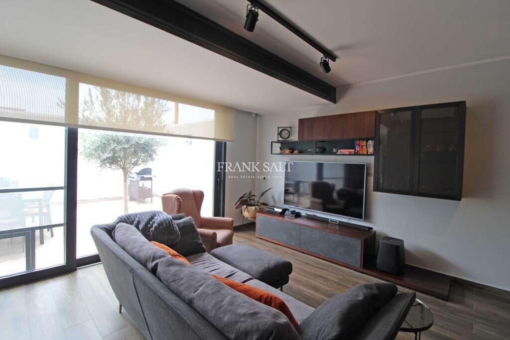 2 bedrooms House in Zabbar, Malta No. 8103